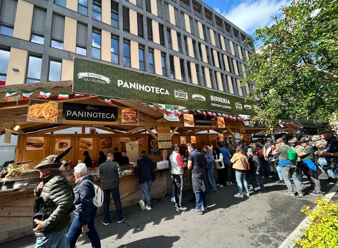 Stand paninoteca e birreria Vipiteno Catering con la folla a un evento