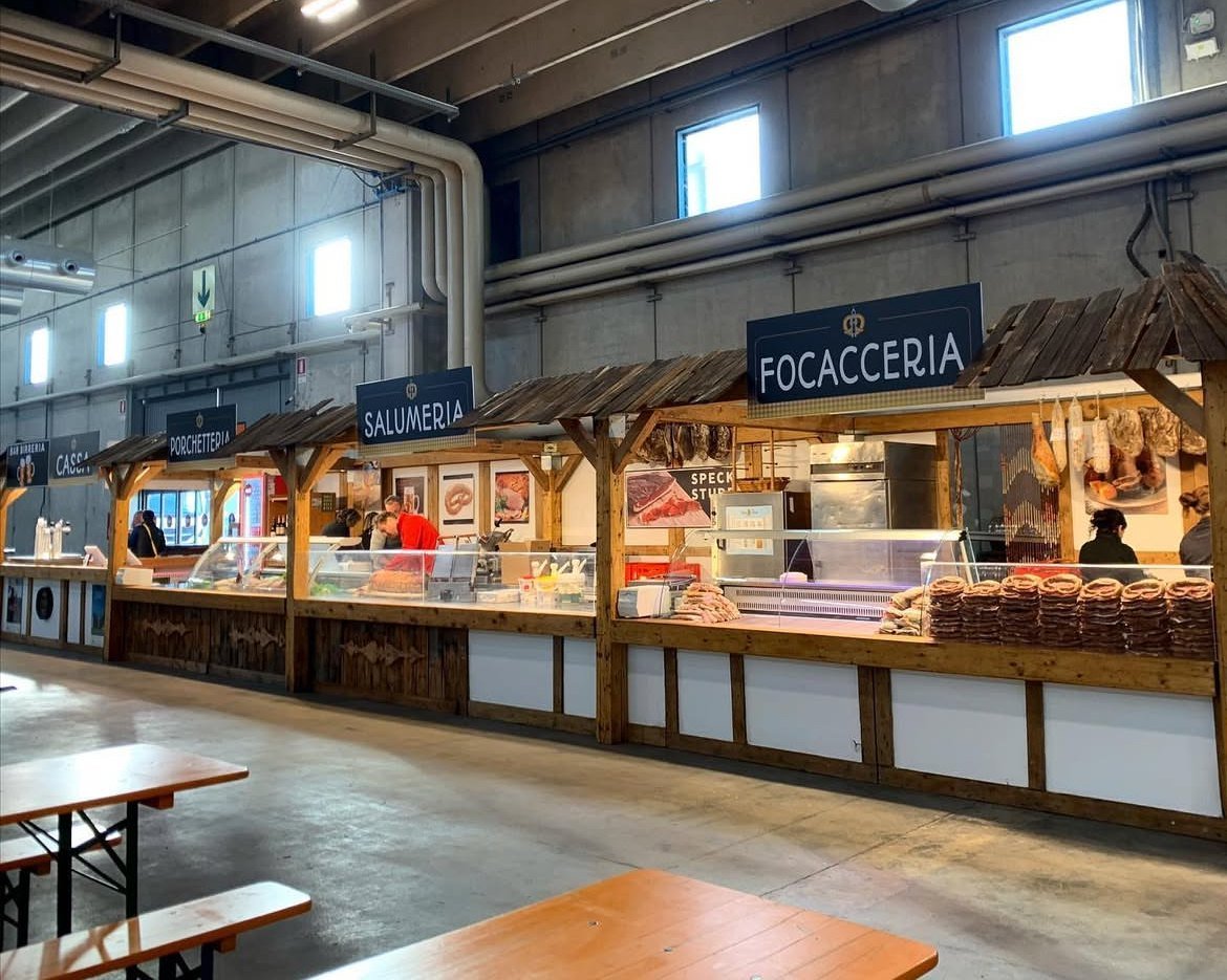 Stand salumeria e focacceria con speck e brezel