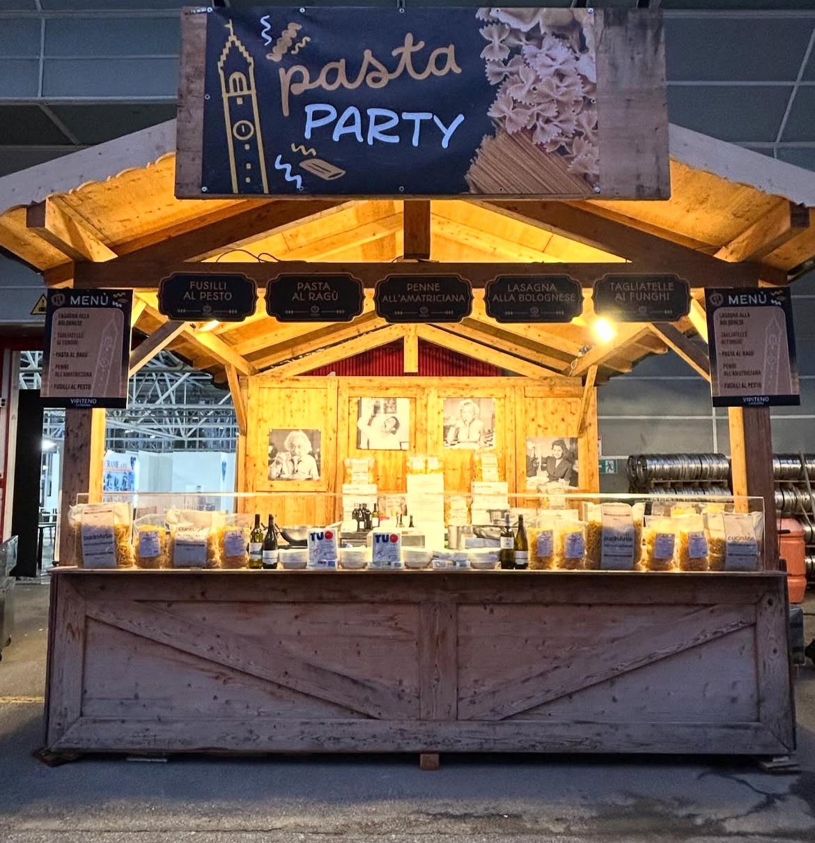 Baita in legno del pasta point con bancone illuminato