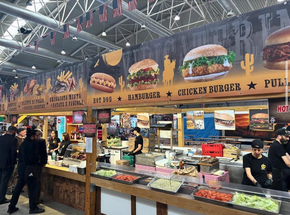 Stand burger e street food a un evento fieristico