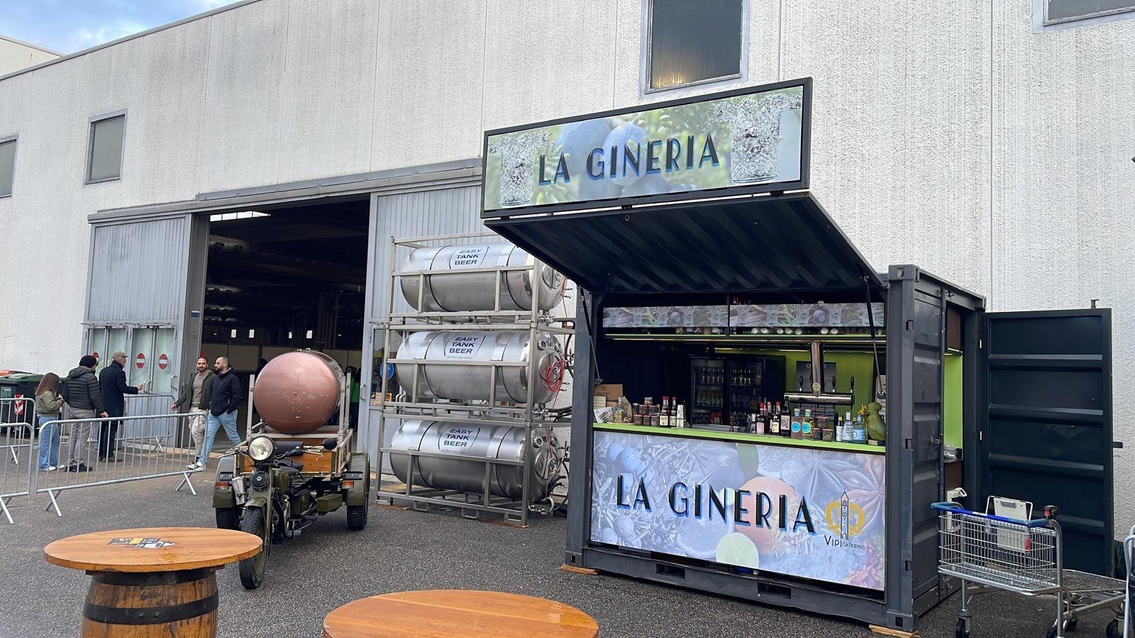 Gin bar in container a un evento