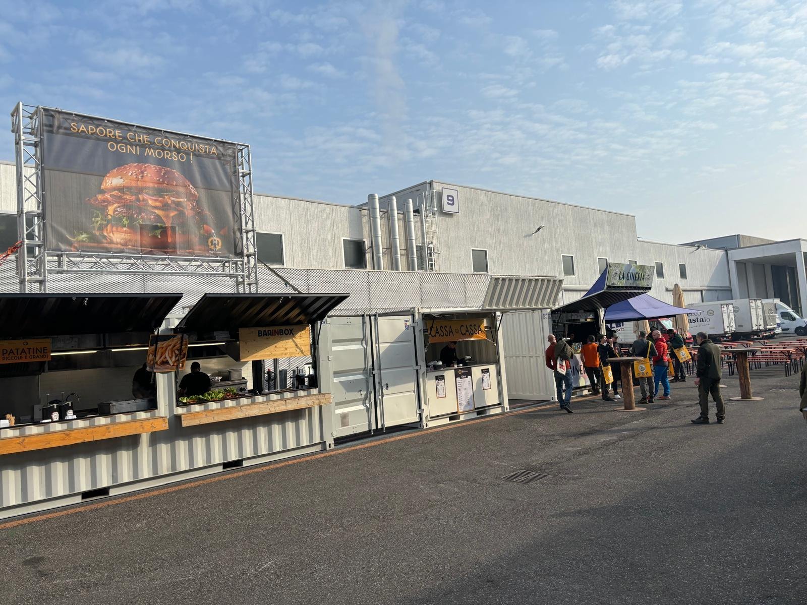 Fila di container attrezzati Vipiteno Catering a un evento