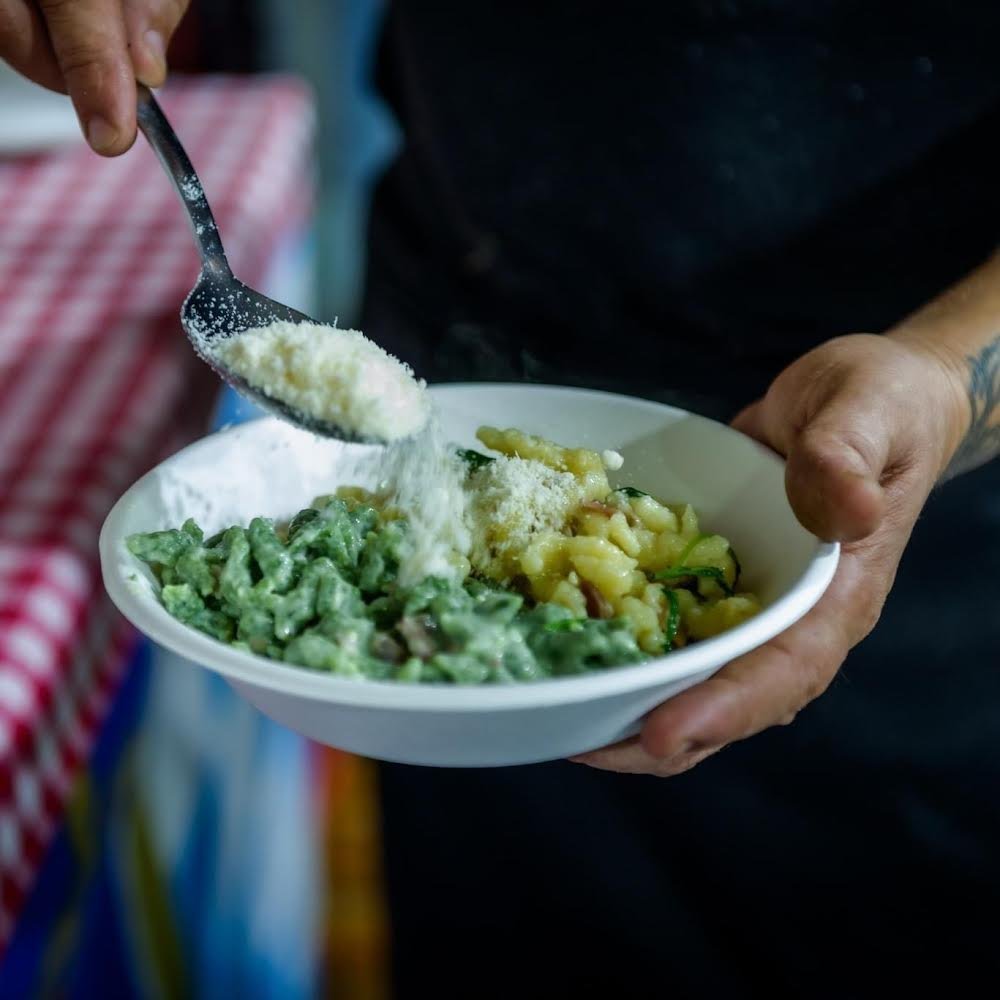 Piatto di spätzle al servizio con parmigiano