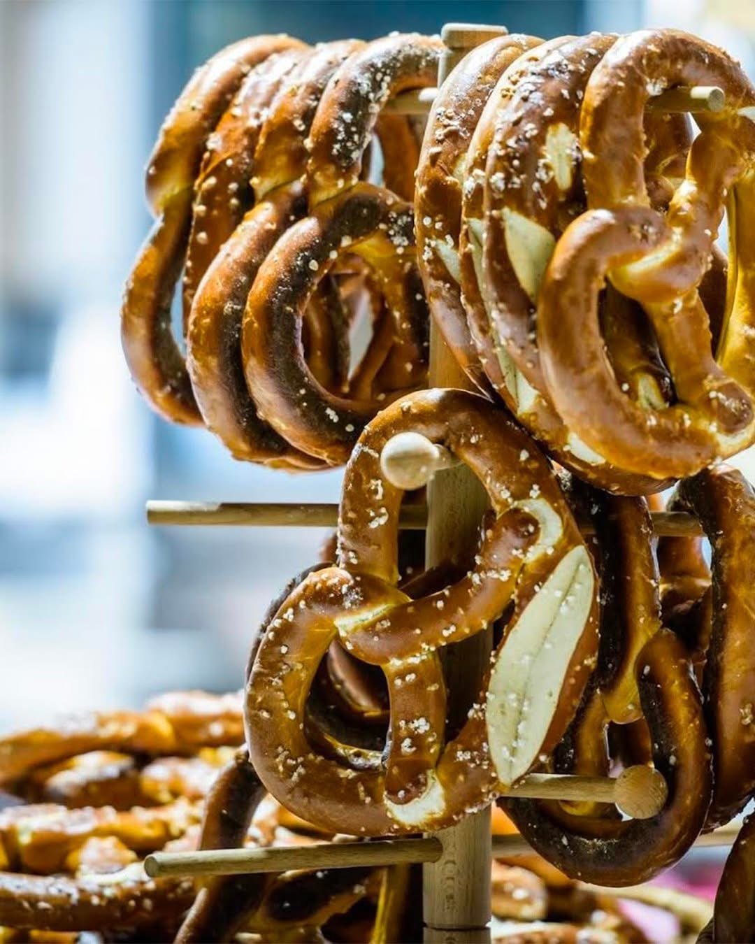 Brezel appesi con sale grosso