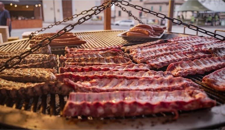 La grande griglia circolare carica di costine